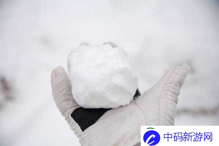 他手里的两团雪球