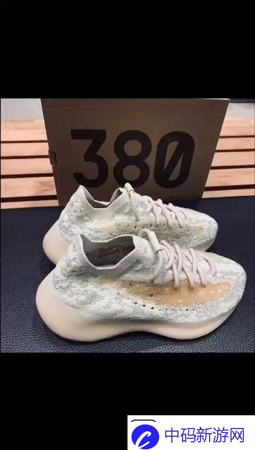 yeezy380-蜜桃粉-白色时尚新潮流