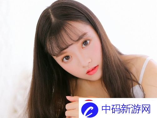 乳胶衣束腰勒紧金属腰带TXT：体验未来时尚与个性的完美结合