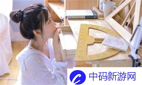 婀娜少女羞岁月无忧愁云裳：青春无忧畅享美好时光